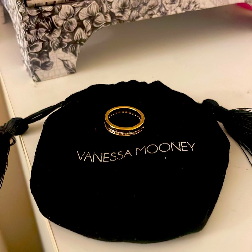 Vanessa Mooney ring 

Size: 6 never worn!

Comes with the pouch :)